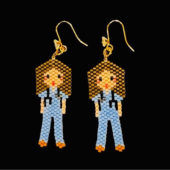 Handcrafted beaded scrub drop earrings of nurse wearing scrubs with stethoscope - Picture 4 of 4